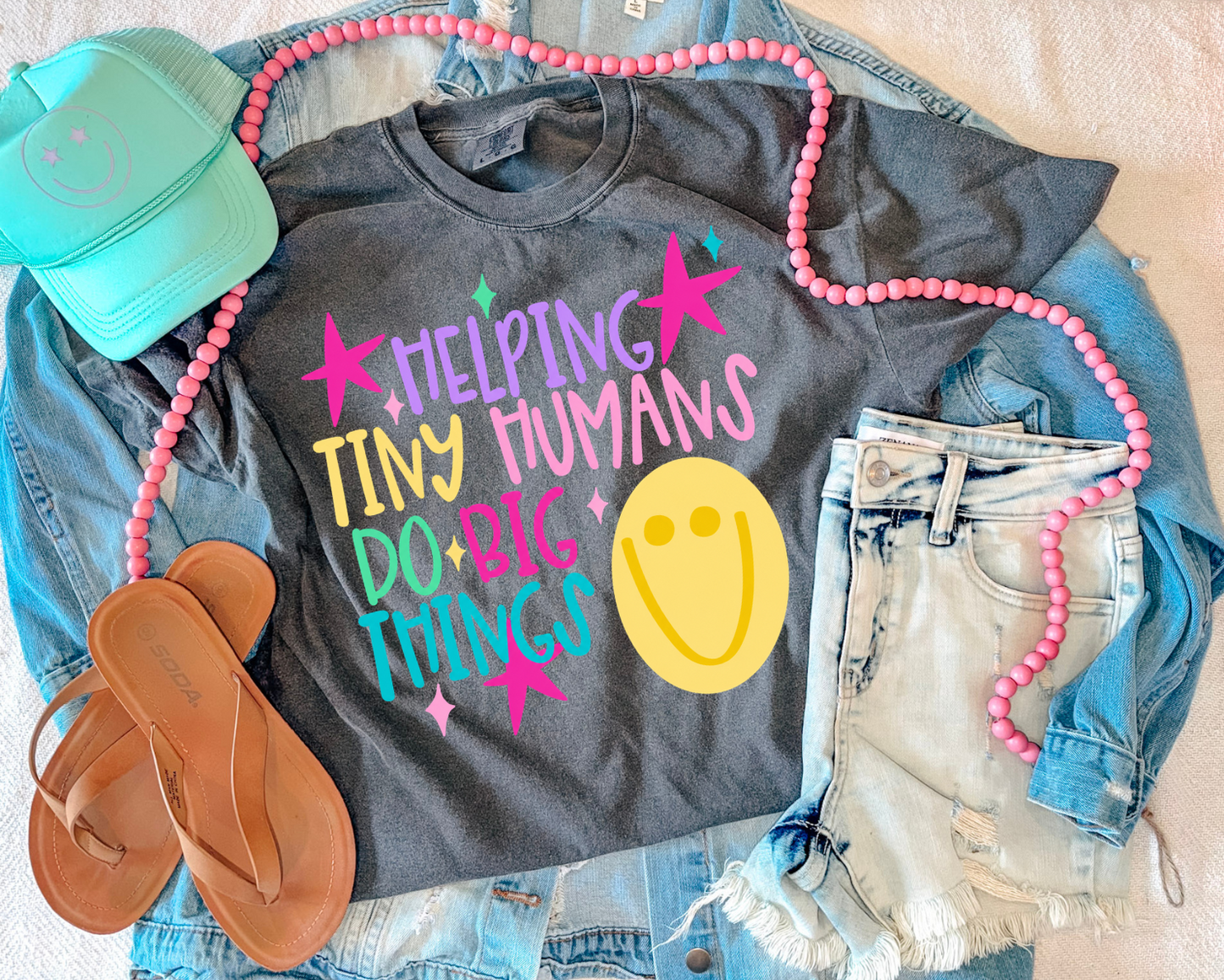 HELPING TINY HUMANS DO BIG THINGS TEE (PEPPER)