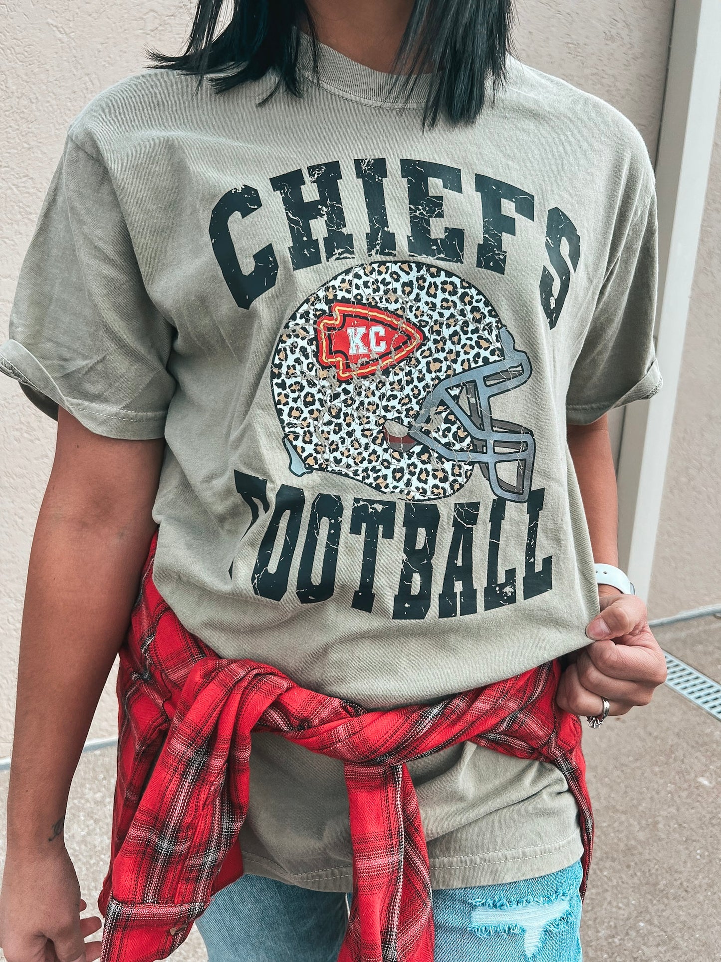 CHIEFS FOOTBALL LEOPARD HELMET TEE (KHAKI CC)