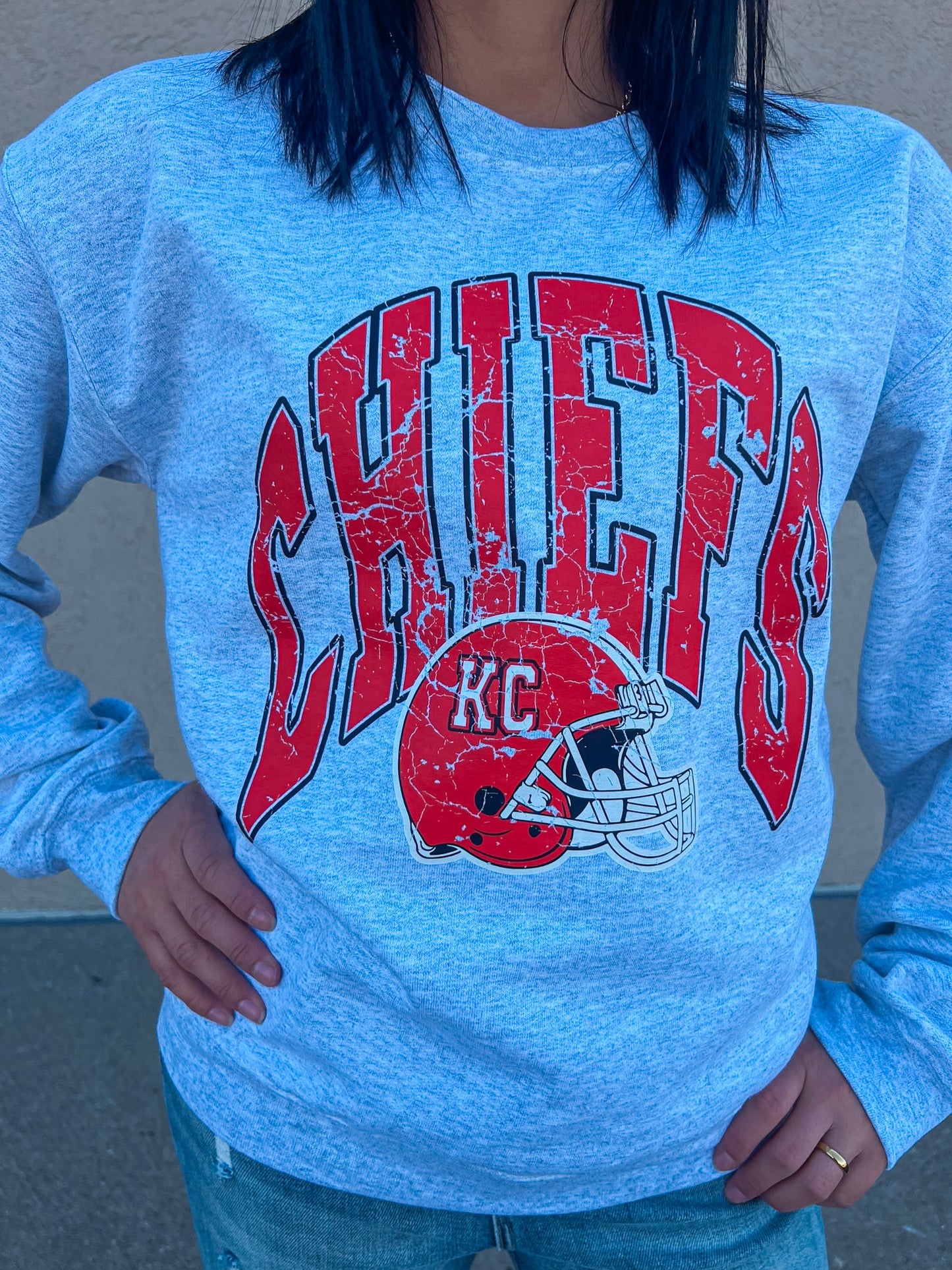 CHIEFS HELMET SWEATSHIRT (ASH)