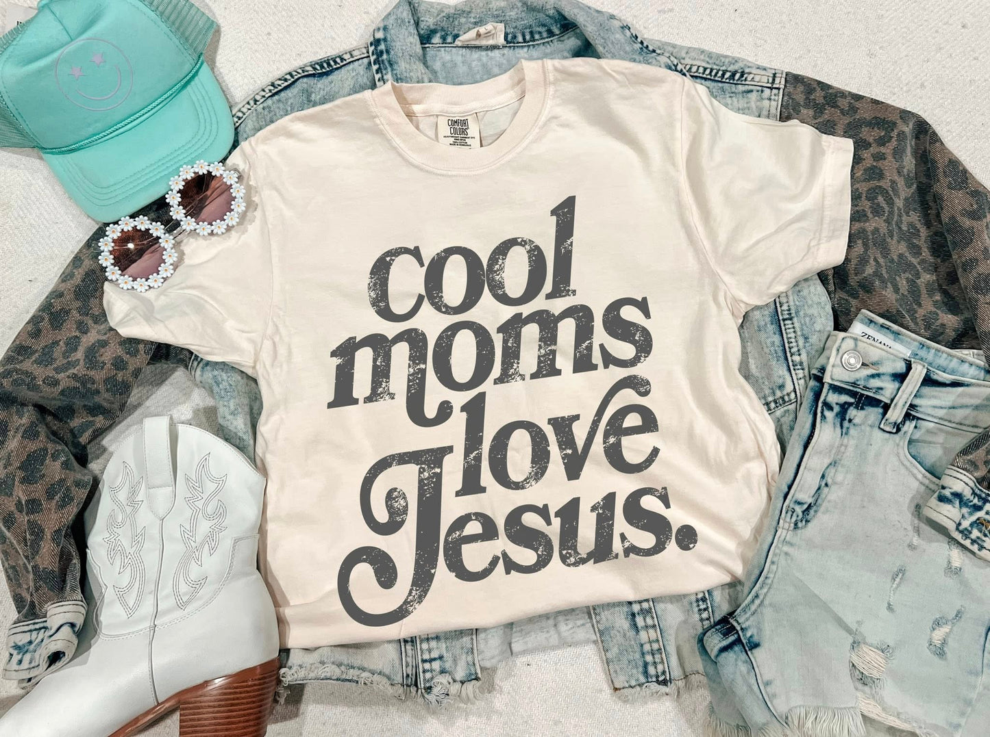 COOL MOMS LOVE JESUS TEE (IVORY)