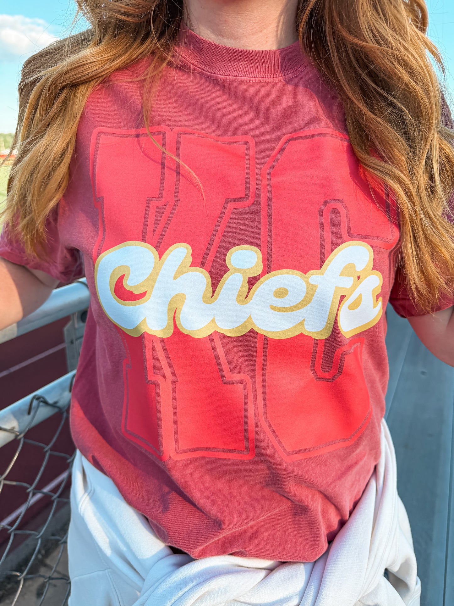 KC CHIEFS MONOCHROMATIC TEE (CRIMSON)