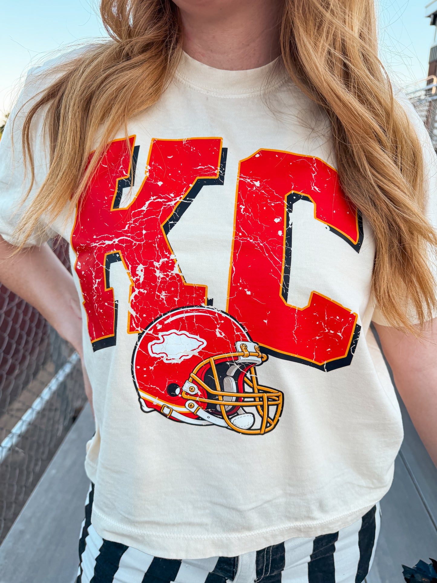 KC CHIEFS CROP TEE (IVORY)