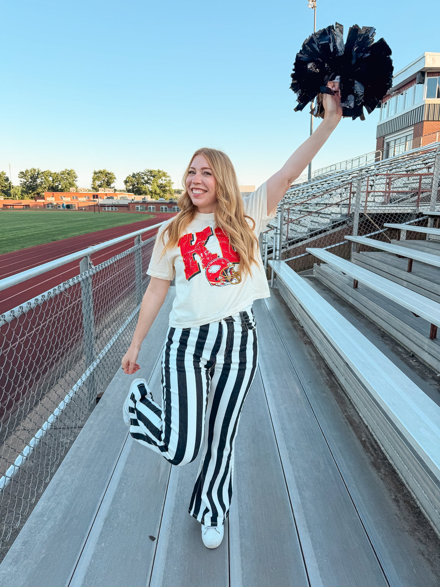 KC CHIEFS CROP TEE (IVORY)