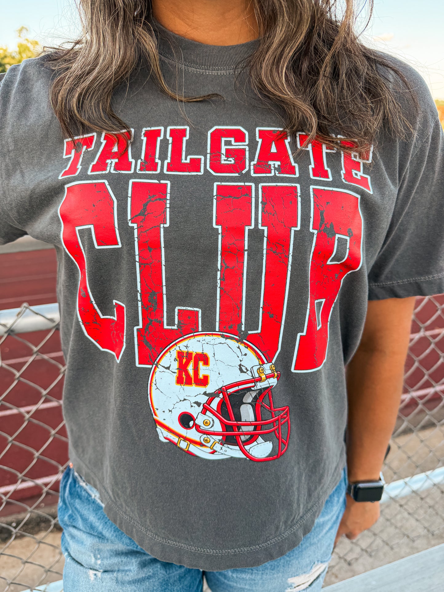 TAILGATE CLUB CROP TEE (PEPPER)