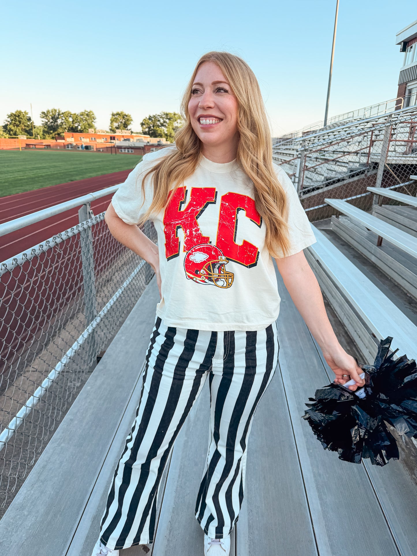 KC CHIEFS CROP TEE (IVORY)
