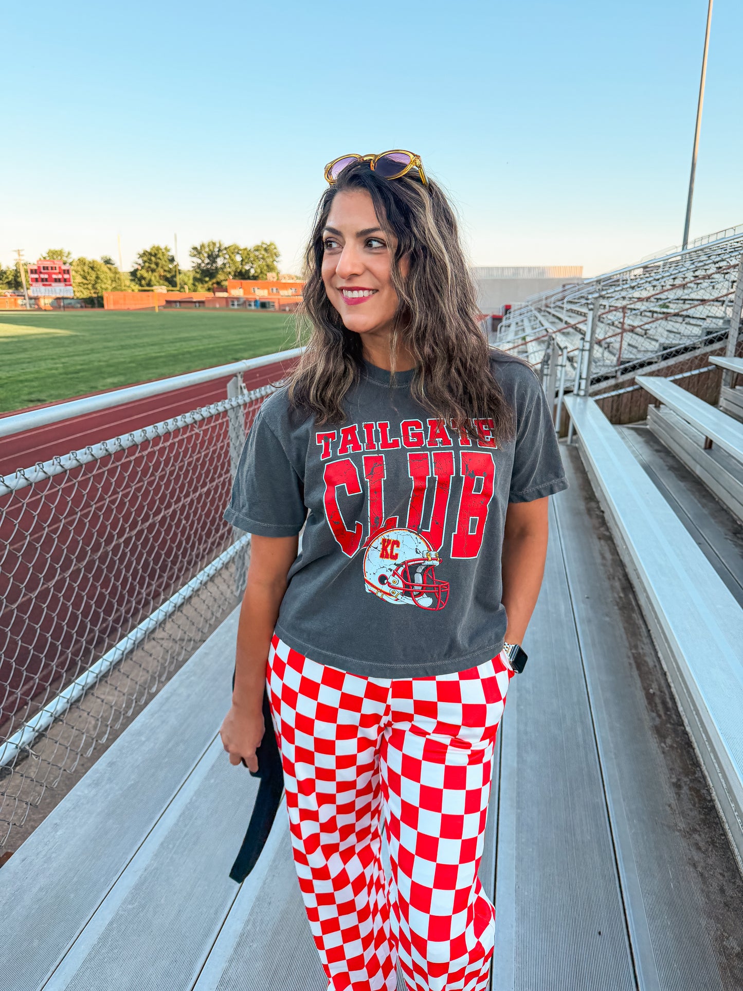 TAILGATE CLUB CROP TEE (PEPPER)